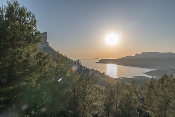 coucher de soleil sur les falaises dans le parc des calanques à Cassis