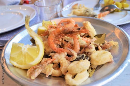 Frittura Di Pesce Allitaliana Con Gamberi Calamari Triglie E