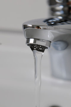 Wasserhahn tropfend