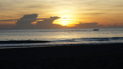 Obraz premium Sun raise at a beach in eastern sri lanka