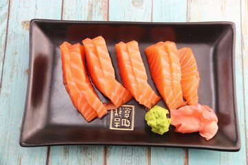 Sashimi saumon sur un plateau