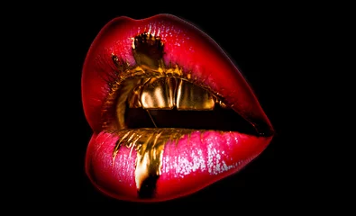 Fototapete Leckere goldene Lippen. Glänzender sexy Mund. Teures Make-up, reiches Leben. Mundsymbol auf schwarzem Hintergrund. Lippen volle Form. Mode isolierte Frau. © Tverdokhlib