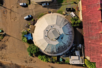 Fototapeta na wymiar Old Sugar Mill Waialua - Oahu aus der Luft. Schöne Luftbilder von Hawaii mit DJI Mavic 2 Drohne