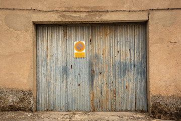 Puerta antigua con vado permanente.