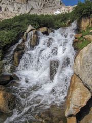 Obraz premium Beautiful rushing waterfall in high sierra nevada
