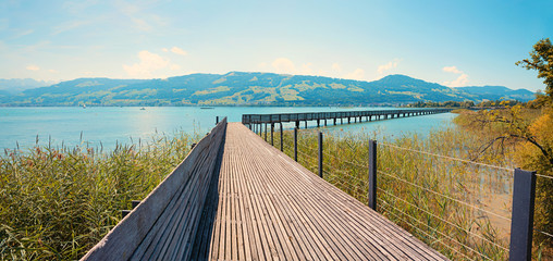 Fußgänger Holzbrücke von Rapperswil nach hurden über den Zürichsee, Herbstlandschaft