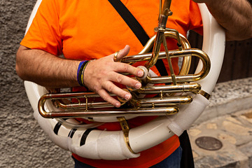 Hombre tocando el trombón.