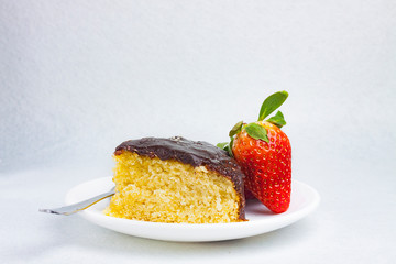 PASTEL DE BIZCOCHO CON CHOCOLATE Y FRESAS SOBRE FONDO BLANCO