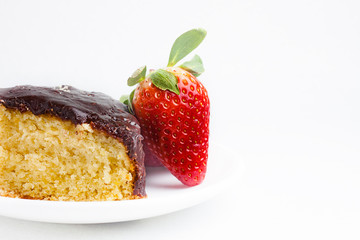 OSTRE DE PASTEL DE BIZCOCHO CON CHOCOLATE Y FRESA NATURAL SOBRE FONDO BLANCO