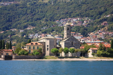 Fototapeta na wymiar Kirche Santa Maria del Tiglio, in Gravedona, am Comer See, in Italien