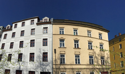 Fototapeta na wymiar Fassade von Gründerzeit Altbau Wohnhäusern in der Stadt