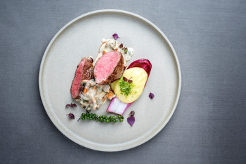 BarbecueWagyu Rinder Hüftsteak aufgeschnitten mit Pfifferlingen und Kartoffel Püree als...