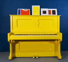 Fototapeta na wymiar old yellow piano