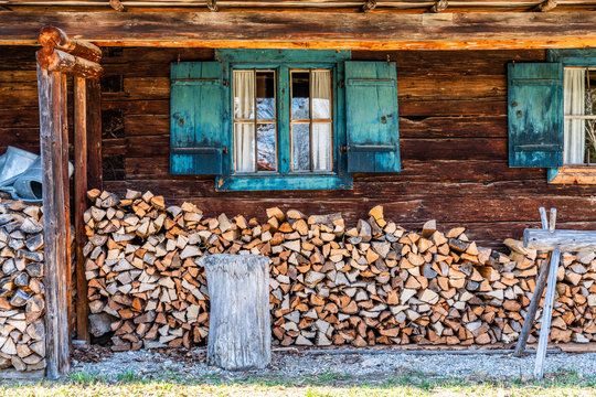 Holz vor der H&uuml;tte