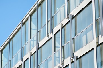 Obraz premium New-build residential building on a sunny summer day