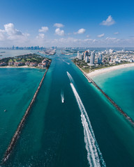 Naklejka premium Aerial view of South Miami Beach and boats in view
