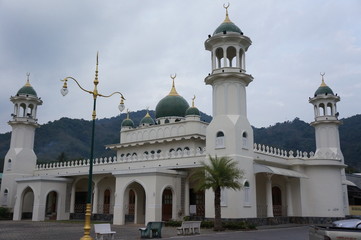 Fototapeta na wymiar Muslim mosque on the island of Phuket