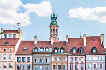 Fototapeta premium Warszawa, Polska Historyczny dach panoramę miasta z kolorowymi budynkami architektury na rynku starego miasta i wieżą kościoła z błękitnym niebem