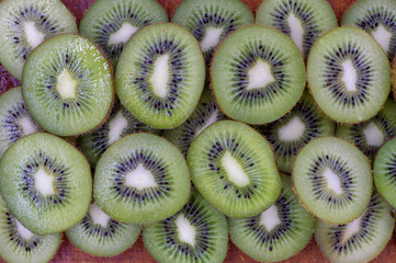 slices of kiwi on a cutting board