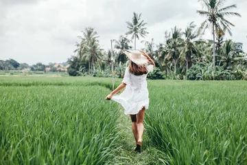 Fotobehang Jong meisje wandelen in rijstveld in Bali © Alena Ozerova