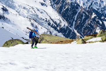 Fototapeta na wymiar Esquiador en los Alpes Franceses