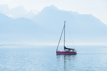 Velero en lago Montreux, Suiza