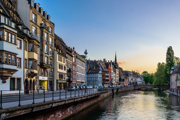 Fototapeta premium Atardecer en Estrasburgo, Francia