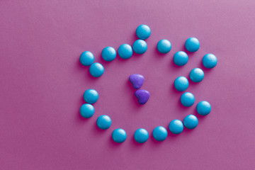 corazones morados entre circulos fondo textura a todo color vintage