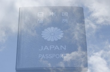 日本のパスポートと白い雲と空