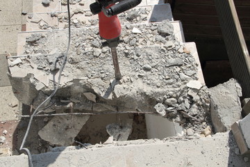 mit einem Abbruchhammer eine alte Treppe abreißen
