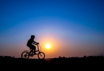 Obraz na płótnie Canvas cyclist on sunset background