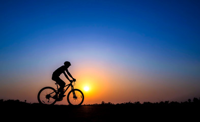 Obraz na płótnie Canvas cyclist on sunset background