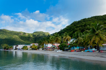Wioska rybacka z kolorowymi łodziami na egzotycznej wyspie