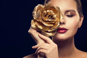 Fashion Model Beauty Portrait mit Gold Rose Flower, Golden Woman Luxury Makeup und Rose Jewelry © inarik