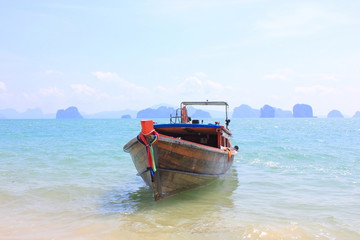 Obraz premium wooden boat anchoring at the shallow bay of Koh Yao Noi island, Thailand