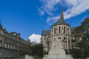 Fototapeta na wymiar Monuments of the Dead and Saint Martin Church in downtown Pau, France