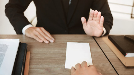 Obraz premium man with resignation letter for quit a job to human resource manager