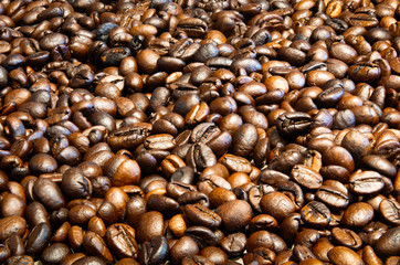 Close-up roasted coffee beans background,arabica coffee beans and robusta coffee beans mixed,medium roasted to dark roasted