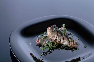 Grilled sardines with thyme .