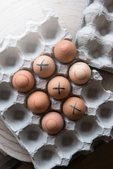 Jajka pomalowane na Wielkanoc -kółko, krzyżyk.  - obrazy, fototapety, plakaty