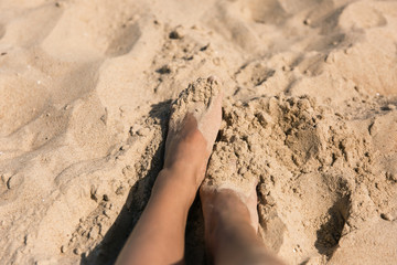 Stopy w piasku.