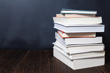 積み上げられた書籍