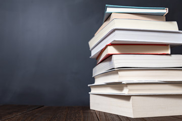 積み上げられた書籍