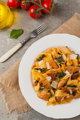 Italian salad, pappardelle pasta, with spinach, grilled chicken and dried tomatoes, sprinkled with flakes of cheese.