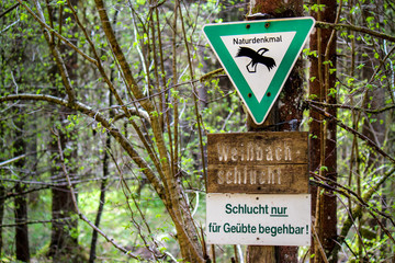 Naturschutzgebiet Schild, Achtung in der Klamm