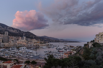 Vista panorámica de la ciudad de Montecarlo y su puerto al atardecer, Monaco