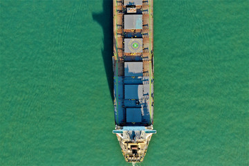Frachtschiff in der Bucht von Lissabon von oben fotografiert mit DJI Mavic 2 Drohne