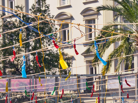 masclet&aacute; en Las Fallas de Valencia, Espa&ntilde;a. Miles de petardos o masclets, explotan diariamente en las fiestas, realizando una exhibicion multitudinaria  en el Ayuntamiento, de ruido, humo y colores