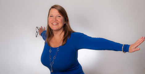 Frau mit blauem Pullover