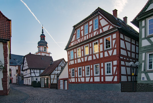 Fachwerkh&auml;user mit Kirchturm in der Altstadt von Erbach im Odenwald in Hessen, Deutschland 